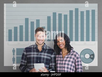 Digital Composite glücklich Geschäftsleute halten eine Tablette vor grauem Hintergrund mit Grafik Stockfoto
