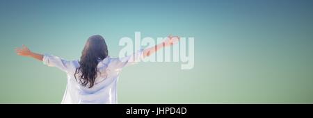 Digitalen Verbund von Rückseite des tausendjährigen Frau mit Armen, blau grün Hintergrund Stockfoto