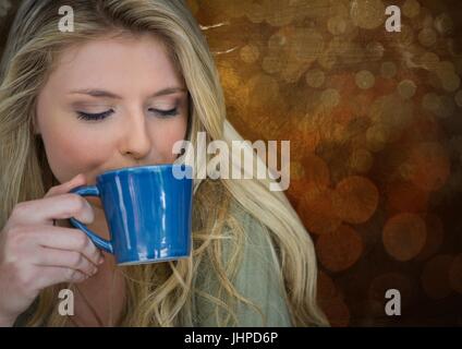 Digitalen Verbund des Porträts von Frau trinkt Kaffee gegen braune bokeh Stockfoto