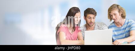 Digitalen Verbund von Studenten vor unscharfen Hintergrund Stockfoto