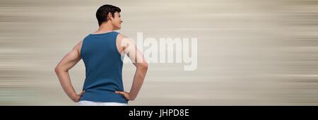 Digitalen Verbund von hinten Mann in Trainingsausrüstung mit Händen auf den Hüften gegen verschwommen cremefarbenen Hintergrund Stockfoto