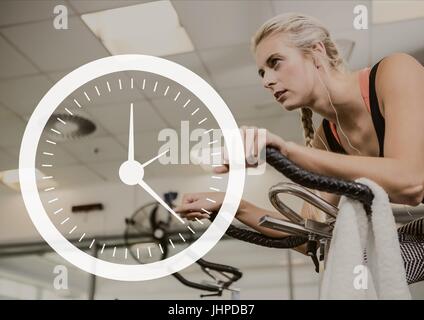 Digitalen Verbund aus Uhrsymbol gegen Frau Ausübung Foto Stockfoto