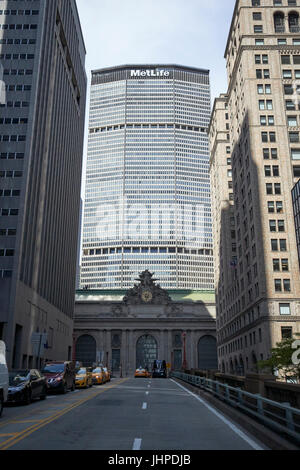 Park Avenue über Viadukt bis zum grand central Terminal und Metlife building New York City USA Stockfoto