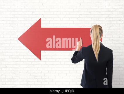 Digital Composite Business-Frau, die einen roten Pfeil gegen die weiße Wand zu berühren Stockfoto