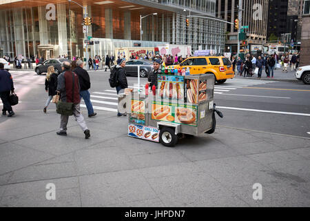 Hot-Dog Straßenhändler verkaufen auf Bürgersteig in New York City USA Stockfoto