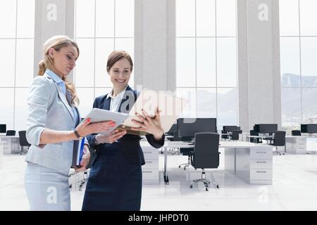 Digital Composite Happy Business-Frauen auf der Suche an einem computer Stockfoto