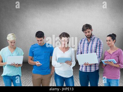 Digital zusammengesetzte Gruppe von Freunden steht vor leeren grauen Hintergrund mit Geräten Stockfoto