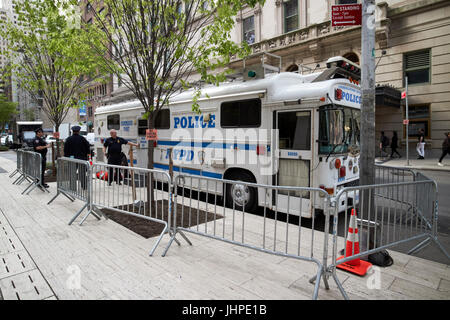 NYPD Kommunikation Gefechtsstand Bus Fahrzeug für Trump Tower, New York City USA Polizei Stockfoto