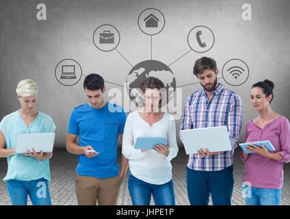 Digital zusammengesetzte Gruppe von Freunden steht vor leeren grauen Hintergrund mit Geräte und Netzwerk-Welt-Grafiken Stockfoto