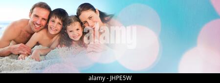 Digitalen Verbund der Familie am Strand lächelte breit Kameraeinstellung liegen Stockfoto