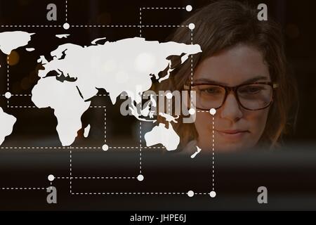Digitalen Verbund der Welt Kartensymbol gegen Frau bei einem Computer Foto Stockfoto