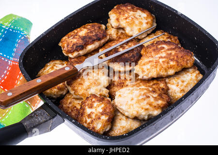 Fried gehackt Schnitzel in die Pfanne geben. Studio Photo Stockfoto