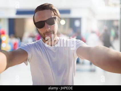 Digitalen Verbund aus Mann lässig Selfie Foto vor Einkaufszentrum Stockfoto