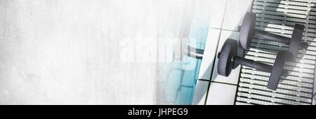 Digital Composite Hantel Gewichte im Fitnessstudio mit Übergang Stockfoto