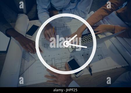 Digitalen Verbund aus Uhrsymbol gegen Office-Hintergrund Stockfoto