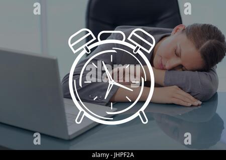 Digitalen Verbund aus Uhrsymbol gegen Frau schläft Foto Stockfoto