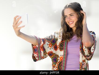 Digital Composite Frau lässig Selfie Foto vor unscharfen Hintergrund Stockfoto