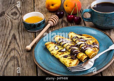 Traditionelles russisches Frühstück Pfannkuchen mit Früchten und Honig. Studio Photo Stockfoto