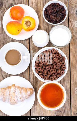 Schokolade Getreideflocken, Kaffee, Milch, Croissants und Obst zum Frühstück. Studio Photo Stockfoto