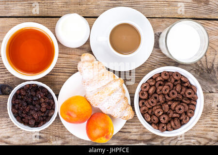 Schokolade Getreideflocken, Kaffee, Milch, Croissants und Obst zum Frühstück. Studio Photo Stockfoto