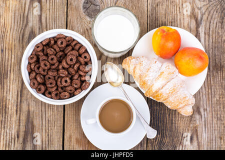 Schokolade Getreideflocken, Kaffee, Milch, Croissants und Obst zum Frühstück. Studio Photo Stockfoto