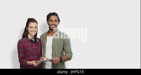 Porträt von Menschen posieren mit digital-Tablette vor grauem Hintergrund Stockfoto