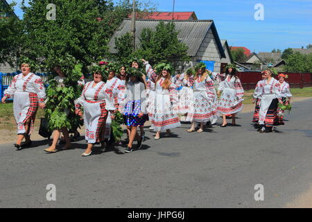 Feiert den Tag der Pfingsten im Dorf (Agro-Stadt). Rituelle Prozession auf Straßen des Dorfes (Agro-Stadt) Stockfoto