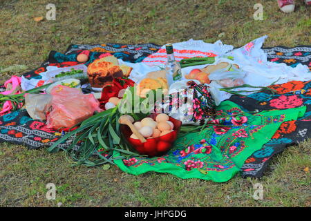 Feiert den Tag der Pfingsten im Dorf (Agro-Stadt). Die festlichen Esstisch auf einem Rasen bedeckt Stockfoto