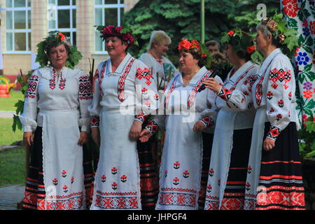 Feiert den Tag der Pfingsten im Dorf (Agro-Stadt). Performance des Songs durch eine authentische folk-band Stockfoto