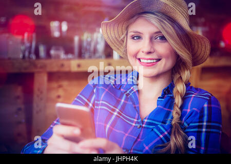 Porträt der lächelnde junge Frau Hut mit Handy im café Stockfoto