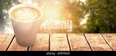 Kaffeetasse auf weißem Hintergrund gegen Bäume im Wald Stockfoto