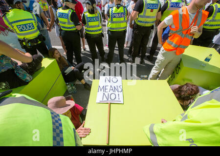 Gillian Kelly und drei Generationen ihrer Familie erfolgreich besiegen die Polizei und verwalten, um außerhalb der Cuadrilla Fracking Website auf Preston Ne lock-on Stockfoto