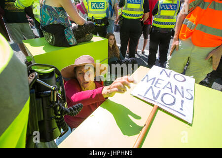 Gillian Kelly und drei Generationen ihrer Familie erfolgreich besiegen die Polizei und verwalten, um außerhalb der Cuadrilla Fracking Website auf Preston Ne lock-on Stockfoto