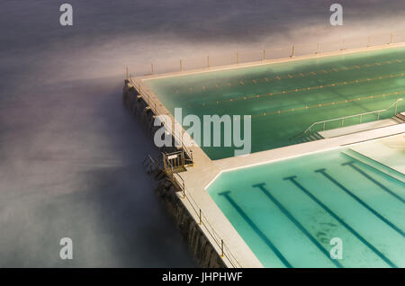 Langzeitbelichtung der berühmte Bondi Icebergs Pool im Morgengrauen, New-South.Wales, Australien Stockfoto