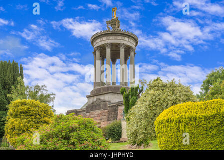 Burns Monument in Alloway Ayr inmitten den Verbrennungen Memorial Gardens an einem klaren Tag mit blauem Himmel Stockfoto