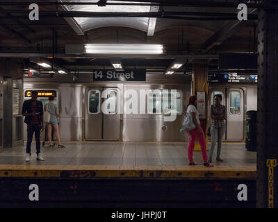 New York, NY USA--Menschen Sie 12. Juli 2017 warten auf einen Zug auf an der 14th Street Station wie ein weiterer Regen zieht. Nur zur redaktionellen Verwendung Stockfoto