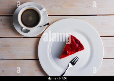 Draufsicht der Holztisch mit Tasse Kaffee und Kirsch-Käsekuchen Stockfoto