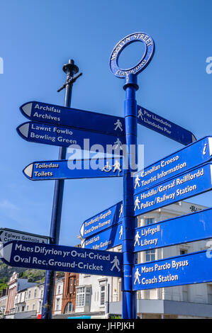 Schild zeigt die Richtung des öffentlichen Raumes in Llandudno, Wales. Stockfoto