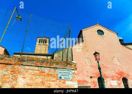 Kirche des Heiligen Jakobus von Orio in Venedig, Italien, Scrumbled Stuck Wände. Chiesa di San Giacomo dall'Orio Stockfoto