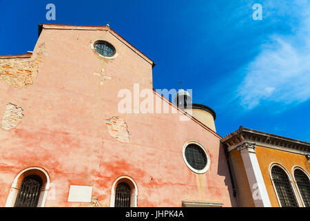 Kirche des Heiligen Jakobus von Orio in Venedig, Italien, Scrumbled Stuck Wände. Chiesa di San Giacomo dall'Orio Stockfoto