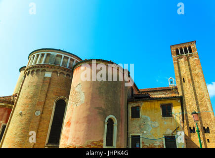 Kirche des Heiligen Jakobus von Orio in Venedig, Italien, Scrumbled Stuck Wände. Chiesa di San Giacomo dall'Orio Stockfoto