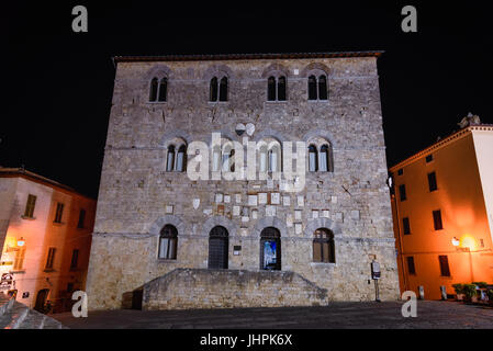 MASSA MARITTIMA, Italien - 14. Mai 2017 - Nachtansicht der Fassade der kommunalen Gebäude von Massa Marittima, einer kleinen Stadt in der Provinz Grosset Stockfoto