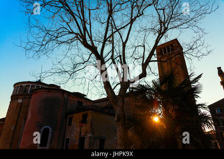 Kirche des Heiligen Jakobus von Orio in Venedig, Italien, Scrumbled Stuck Wände. Sonnenuntergang. Chiesa di San Giacomo dall'Orio Stockfoto