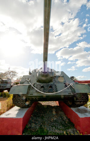 Kampfpanzer der Sowjetunion SAU-100 verwendet durch die Kubaner in der Bucht der Schweine Invasion im April 1961 auf dem Display an der Schweinebucht War Museum (Museo de Playa Stockfoto