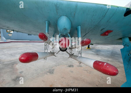 Cluster von Bomben unter einem Flügel eine Hawker Sea Fury F-50 an der Schweinebucht Kriegsmuseum befestigt Stockfoto