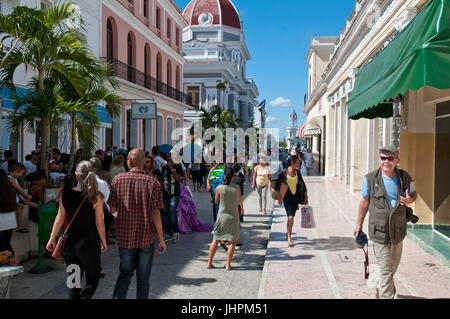 Straßenszene in der Innenstadt von Cienfuegos Kuba Stockfoto