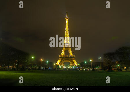 PARIS, Frankreich - 1. Januar 2016: Eiffel-Turm-Light-Leistung, beleuchtet zeigen. Stockfoto