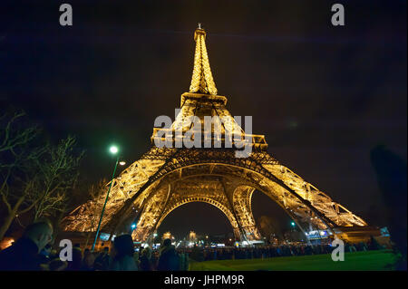 PARIS, Frankreich - 1. Januar 2016: Eiffel-Turm-Light-Leistung, beleuchtet zeigen. Stockfoto
