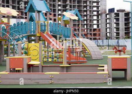 Kinderspielplatz im Hintergrund der neu gebauten Wohnungen Stockfoto