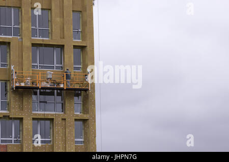 Erwärmung von einem Hochhaus mit Mineralwolle Stockfoto